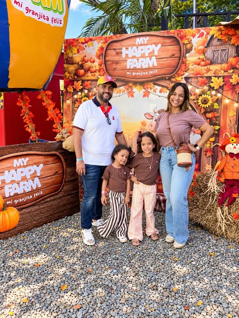Familia disfrutando de un evento especial en My Happy Farm