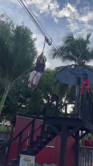 Niña disfrutando de la zip line